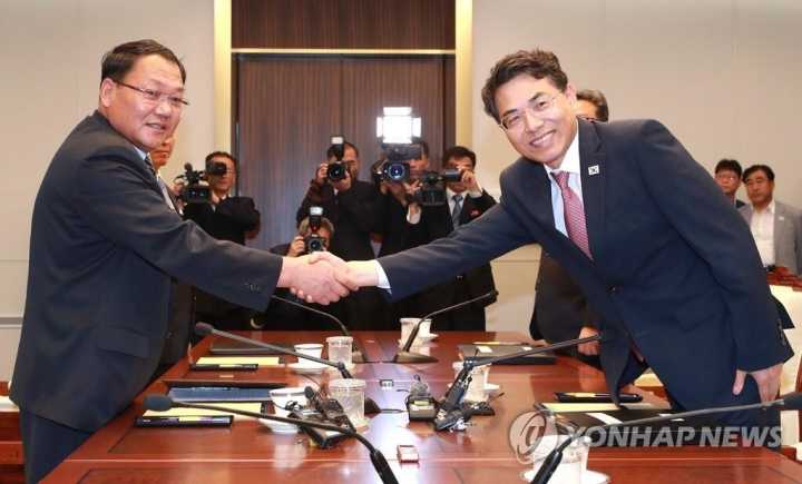 朝韩双方代表在合作小组会谈上握手（图片来源：韩联社）