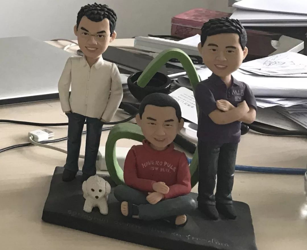 2013年,春雨医生注册用户达到3000万。为纪念这一发展节点,公司为三名联合创始人张锐、曾柏毅、李光辉,以及张锐的宠物狗皮皮根据合影定制了小型雕塑。摄影:李秀芝