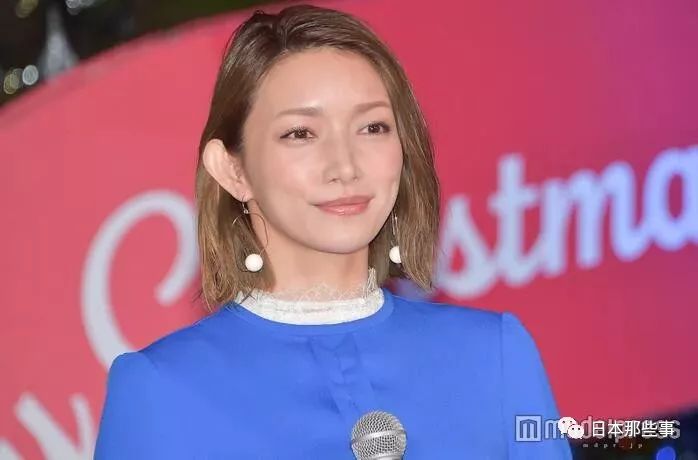 小松菜奈，11月29日，出席在东京表参道举行的圣诞点灯式。