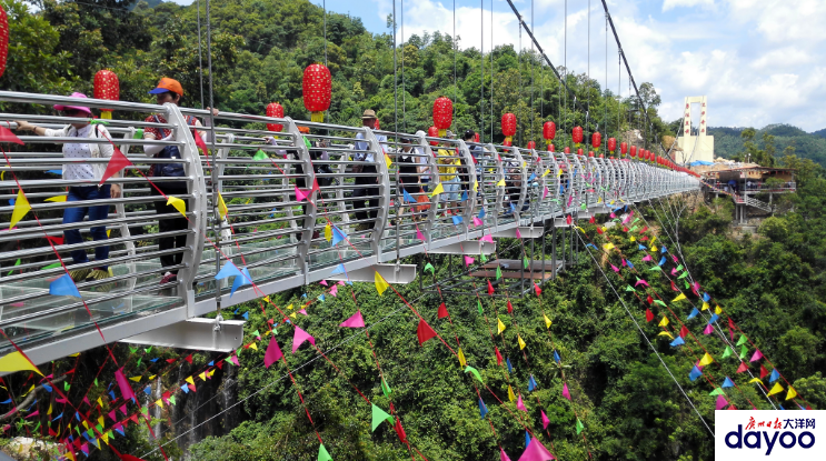 肇庆及粤西第一条玻璃桥在四会奇石河投入运营