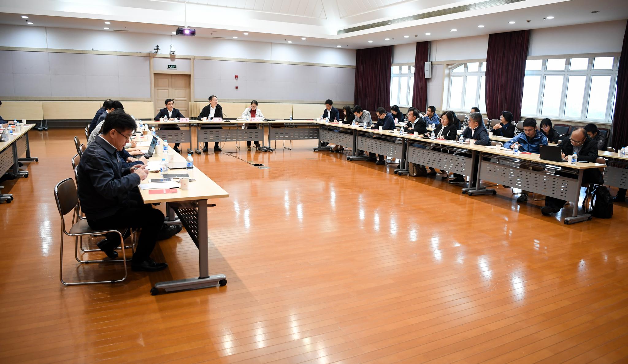 上海交大召开2018年第3次机关中心组集中学习