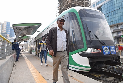 资料图片:2017年6月29日,在埃塞俄比亚首都亚的斯亚贝巴,市民走下轻轨列车。新华社记者 陈诚 摄