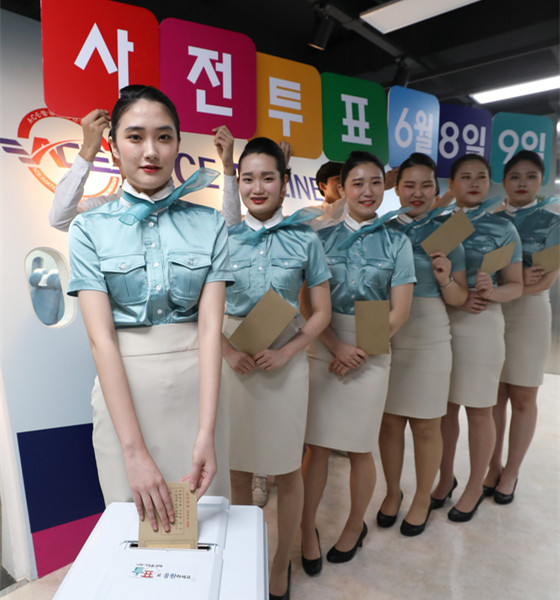 韩国空姐发型多为盘头或短发