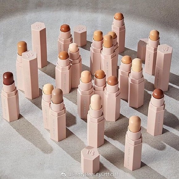 Fenty Beauty的产品通常有着超多的色号选择 图片来源:Fenty Beauty官方微博