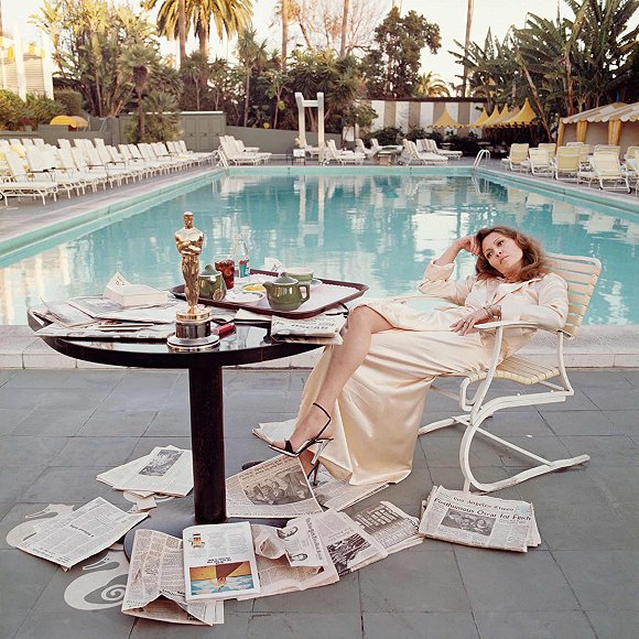 1977年，Terry O‘Neill在Faye Dunaway获得奥斯卡最佳女主角奖项后为她拍摄的肖像 图片来源：Iconic Images