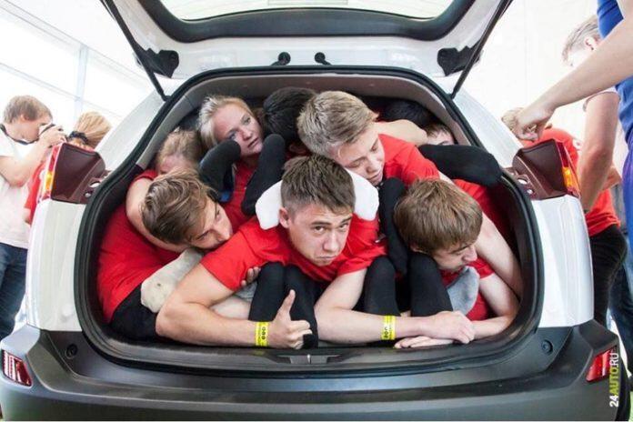 哭笑不得 法国一辆小汽车塞满9个娃竟只为买冰激凌