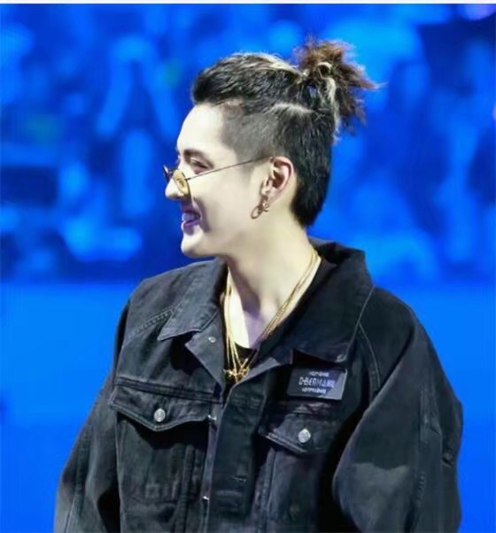 蔡明把IG rookie认成肖央,肖央:他拿冠军我上热搜,真棒!