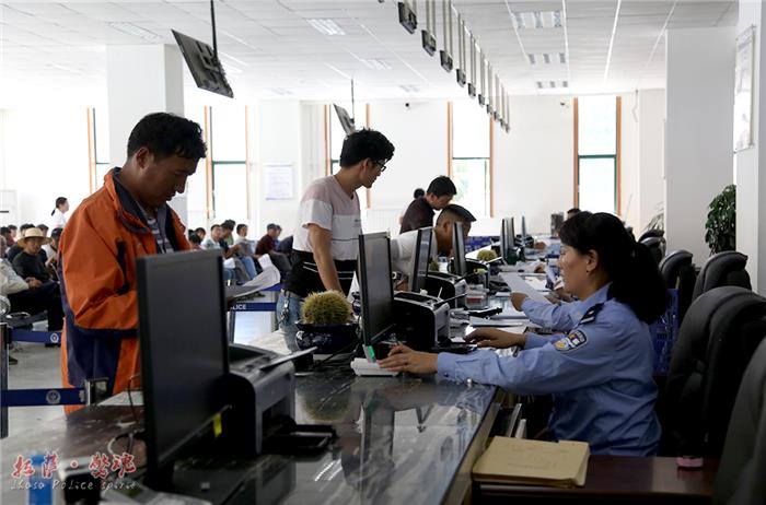 深入推进放管服