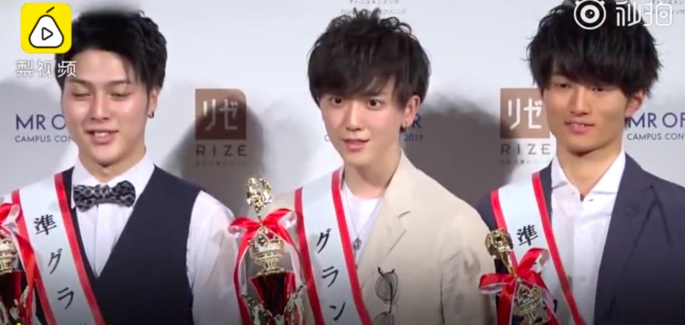 不让女大学生穿紧身裤? 每日轻松一刻3月31日周末版