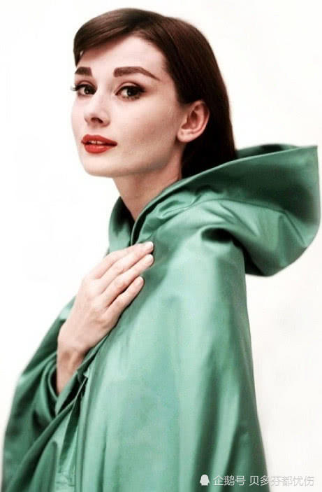 昆凌3国混血,杨颖2国混血,而她4国混血,被网友