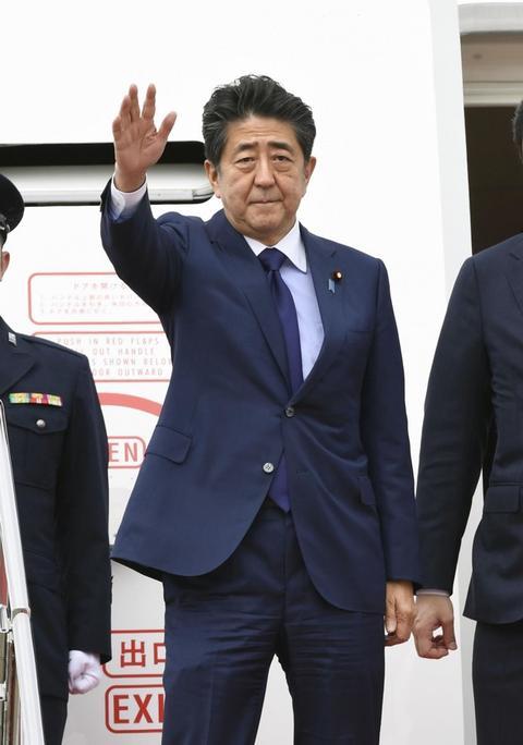 安倍正在机场筹办动身(配合社)
