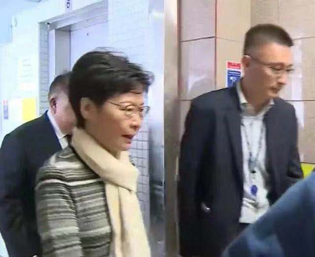  林郑月娥去医院探望受伤警员