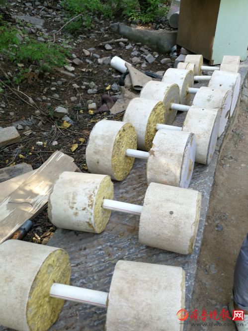 济南英雄山上有个露天健身房 健身器材都是市民自制的