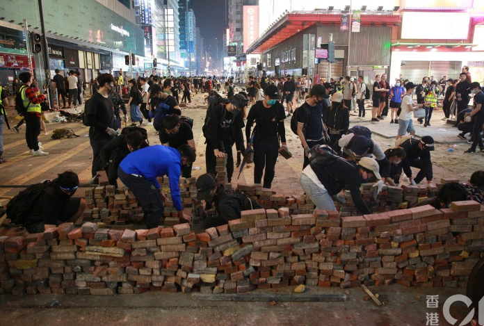 有暴徒在弥敦道用砖块筑成“砖墙”（港媒）