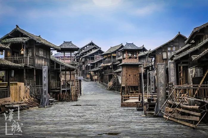 汉城影视基地是导演张艺谋为新电影《影》量身打造的,古村古街,古意