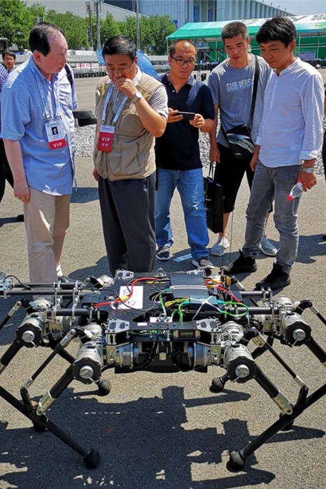 20180829_055317_107.jpg 上海交大高峰教授团队获20三无传世页游18世界机器人大赛足式移动机器人组赛事