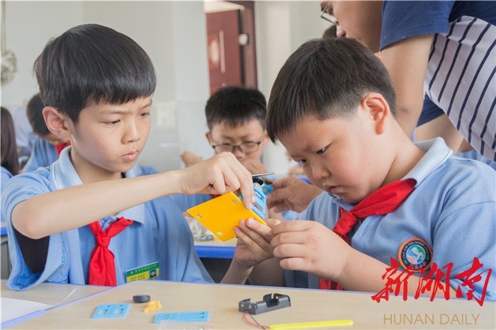 [湘西] 流动科技馆进校园 吉首乾元小学学生零