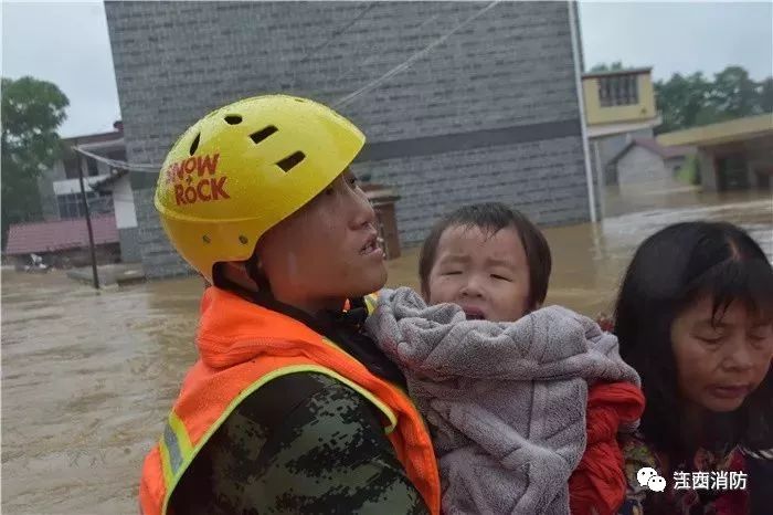 江西吉安多地洪灾 婴儿为消防战士撑伞(图)