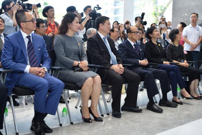 李嘉诚携李泽楷为汕大世界顶级生物安全实验室