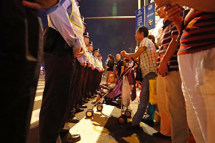 国庆之夜记者探访上海“最早到最晚撤”安保岗位：游客心疼民警太辛苦不愿问路