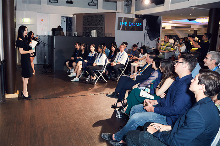 姚晨 和青年代表共“画”未来