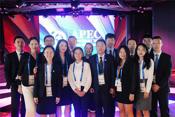 姚晨 和青年代表共“画”未来