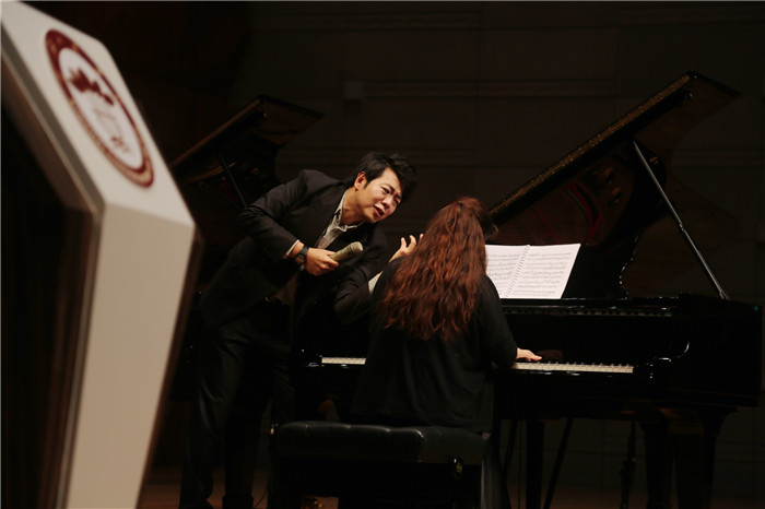 郎朗受邀冠名音乐厅 激励学子通过刻苦努力成功