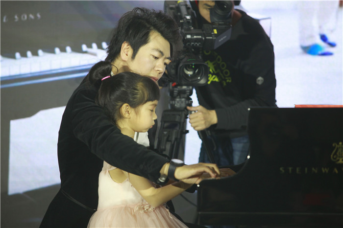 首届郎朗艺术基金会公益之夜 用音乐传递爱