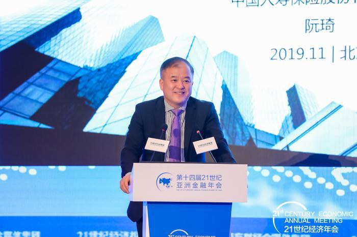 足球投注網·北京中赫国安将帅抵达赛场 韦世豪背头拉风