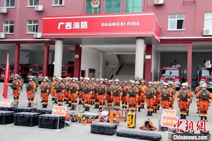 图为消防救援人员集结待命 钟欣 摄