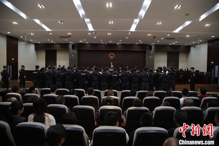 福建省高级人民法院组织莆田市中级人民法院以及福州鼓楼、厦门湖里等30个基层法院,26日集中宣判涉黑恶案件44起269人。供图