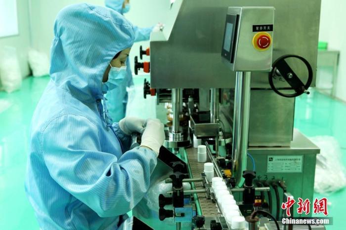 资料图:药品生产线。中新社记者 张添福 摄