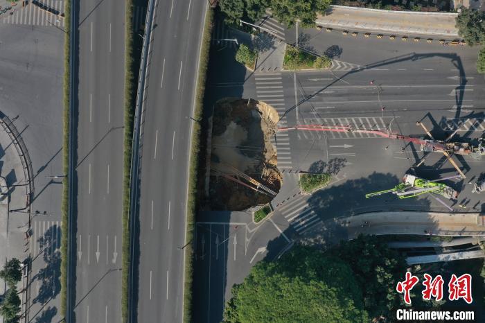 资料图：广州地铁十一号线施工区域路面发生塌陷 周志毅 摄