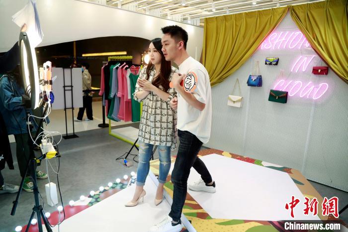 直播行业影响GDP_美女直播(3)