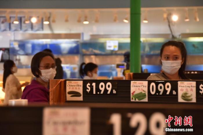 当地时间4月6日,在位于大华府地区的一家超市里,民众普遍佩戴口罩购物。 中新社记者 沙晗汀 摄