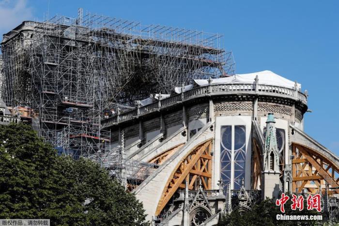 资料图:当地时间2019年8月19日,法国巴黎圣母院维修工程重新启动。