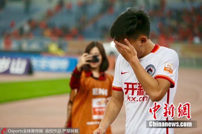 资料图:辽足球员泪洒赛场。图片来源:Osports全体育图片社