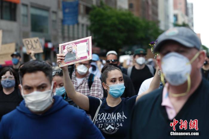 当地时间6月1日,纽约民众在曼哈顿街道上举行反种族歧视游行。