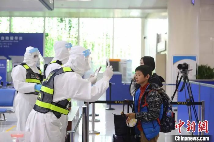资料图:济南出入境边防检查站执勤民警对入境人员进行查验。 沈泰 摄