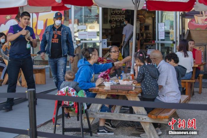 资料图:当地时间6月19日,美国加利福尼亚州圣马特奥县居民在一家餐厅就餐。 中新社记者 刘关关 摄