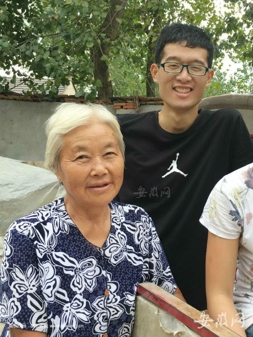 尹以凯感谢奶奶给了他第二次生命。 安徽网 图