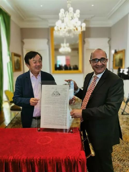 ▲阿拉·萨比特向任正非赠送礼物(埃及《金字塔报》)