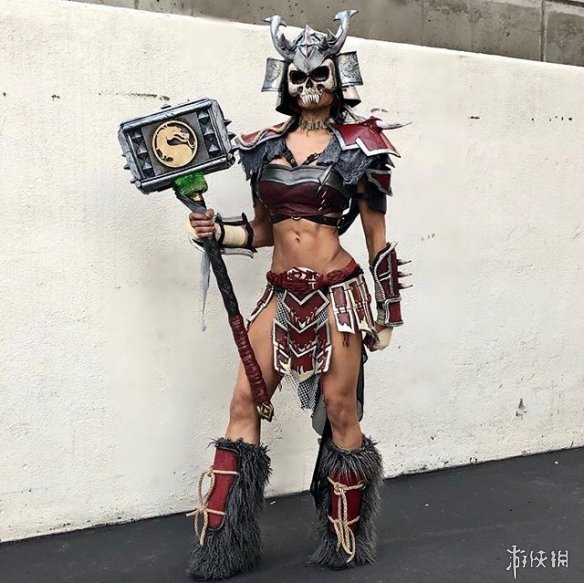 国外美女性转cos《真人快打》绍康 身材健美充满力量