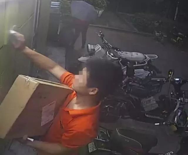 ▼最终快递员将包裹放到车上带走