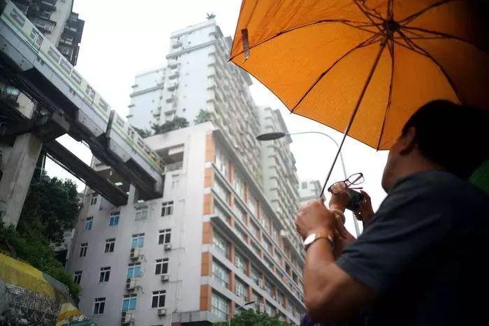 重庆"网红"穿楼轻轨站谁设计?先有轻轨还是先有楼?