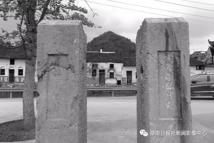 新田县厦源村,村头的旗杆石 ,是清代为表彰考中举人,进士以上的族人