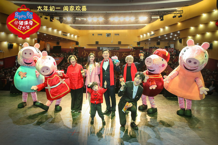 《小猪佩奇过大年》亲子首映 新版海报年味浓