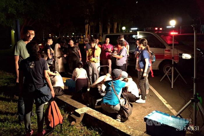 台南市消防局获报前往救援，将受到烧烫伤的学生送医。（图：台湾“中央社”/台南市消防局 提供）
