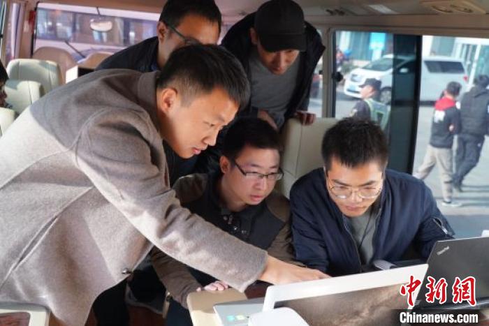 图为山东联通联合华为公司进行200MHz频谱带宽的双载波聚合测试。根据现网实际测试,5G SA单用户下行峰值速率超2Gbps,并可乘坐体验车畅享200M连片网络的无缝覆盖体验。(资料图)山东联通供图