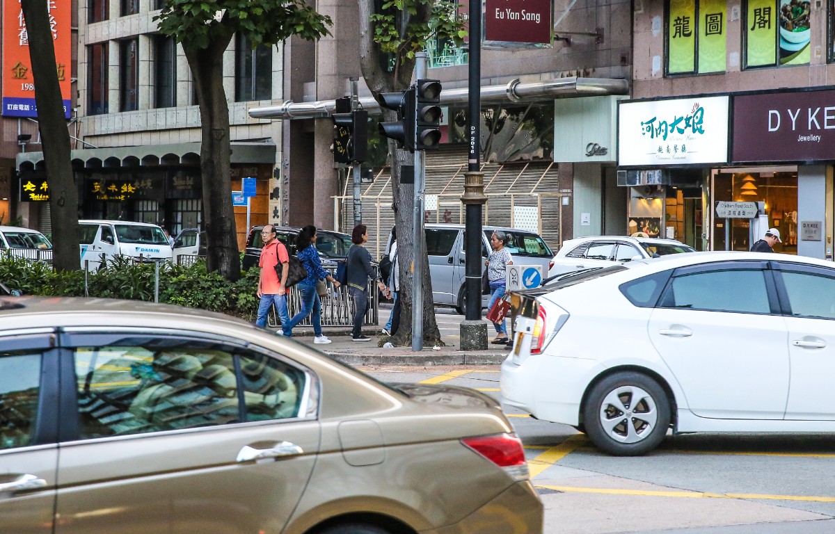 一道道城市的伤疤 记者直击香港街头被毁道路